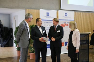 Bild der Prämierung von Frank Heimerzheim mit Prof. Lang und Prof. Socher